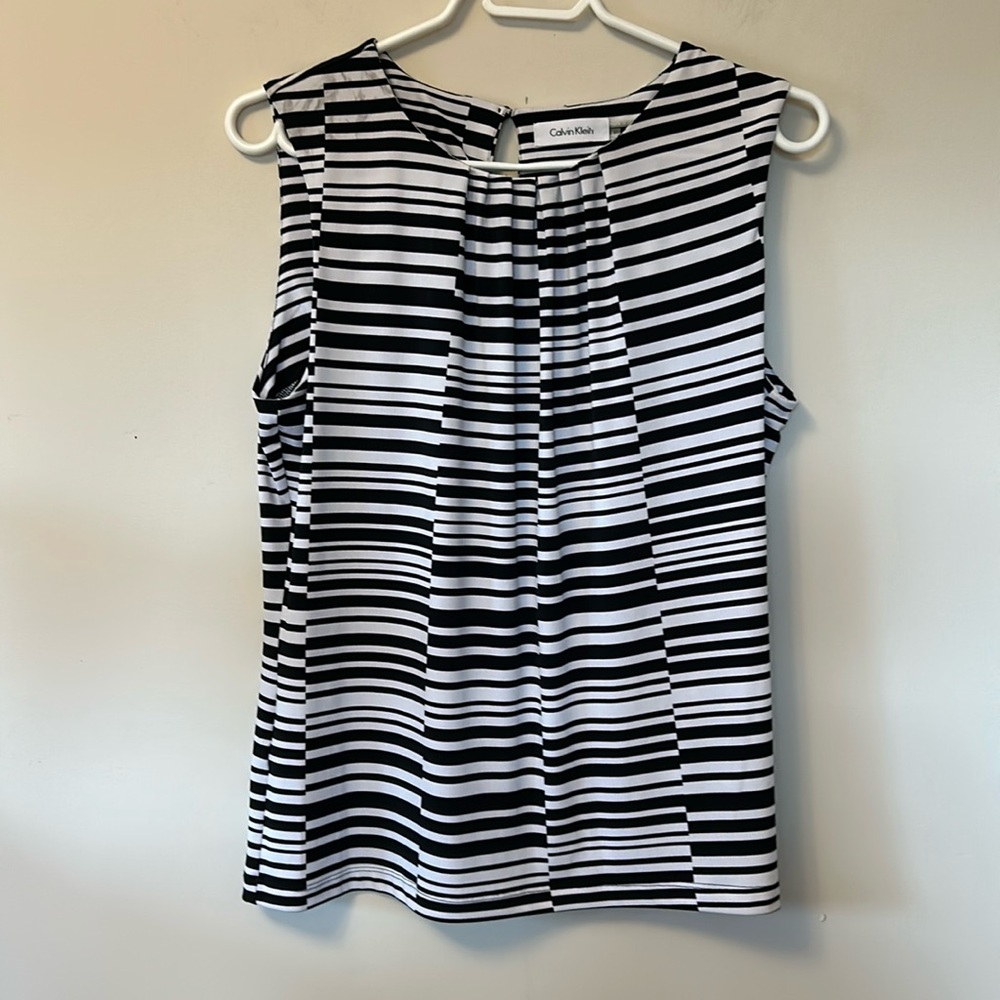 Calvin Klein sleeveless top black white print pleated front like new size large